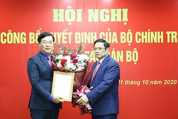 Đồng chí Phạm Minh Chính (bên phải) trao quyết định cho đồng chí Lê Quốc Phong.