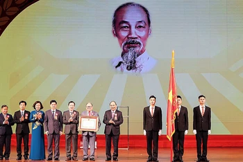 Thủ tướng Chính phủ Nguyễn Xuân Phúc trao Huân chương Hồ Chí Minh tặng Hội Nông dân Việt Nam. (Ảnh: TRẦN HẢI)