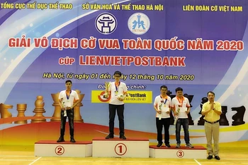 Kỳ thủ 24 tuổi Lê Tuấn Minh nhận Huy chương vàng nội dung cờ tiêu chuẩn.