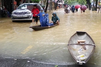 Nhiều nơi trong TP Huế, người dân đã phải sử dụng ghe, thuyền để đi lại.