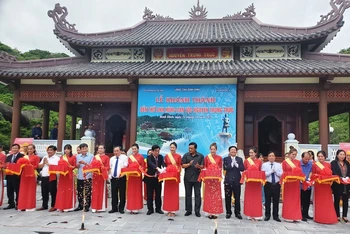 Các đại biểu cắt băng khánh thành Đền thờ Anh hùng dân tộc Nguyễn Trung Trực.