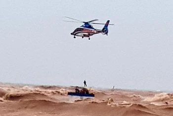 Máy bay trực thăng thả lực lượng cứu nạn lên tàu Vietship 01 để cứu người.