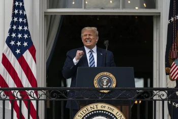 Tổng thống Trump phát biểu ý kiến trước người ủng hộ từ ban công Phòng Xanh tại Nhà Trắng, ngày 10-10. (Ảnh: AP)