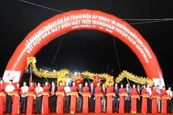Lãnh đạo các bộ, ngành trung ương, tỉnh Ninh Thuận và nhà đầu tư cắt băng khánh thành dự án.