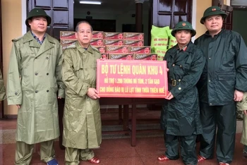 Bộ Tư lệnh Quân khu 4 trao tặng cho lãnh đạo tỉnh Thừa Thiên Huế hơn 1.200 thùng mì tôm và hai tấn gạo để hỗ trợ đồng bào bị ngập lụt nặng trên địa bàn.