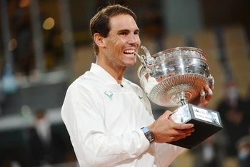 Rafael Nadal nâng cao chiếc cúp Coupe des Mousquetaires sau chiến thắng cách biệt trước Novak Djokovic ở chung kết Roland Garros 2020. (Ảnh: FFT)