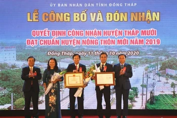 Lãnh đạo huyện Tháp Mười đón nhận quyết định của Thủ tướng Chính phủ công nhận huyện đạt chuẩn NTM.