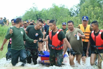 Các lực lượng vũ trang Campuchia giúp nhân dân chống lũ.