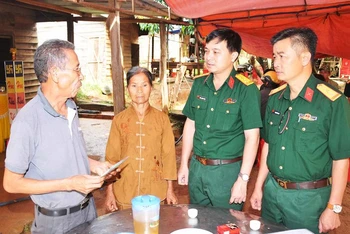 Ủy ban MTTQ Việt Nam tỉnh Gia Lai và Binh đoàn 15 đến chia sẻ trước những mất mát của gia đình chị Vinh.