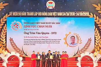 Đồng chí Nguyễn Văn Bình và đồng chí Thào Xuân Sùng trao danh hiệu "Nông dân Việt Nam xuất sắc" năm 2020 tặng các nhà nông tiêu biểu trong lĩnh vực chăn nuôi.