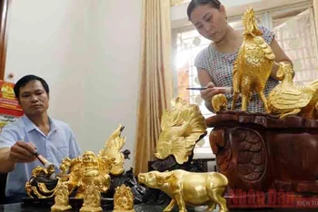 Những sản phẩm dát vàng tại gia đình nghệ nhân Nguyễn Văn Hiệp.