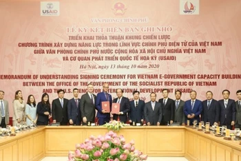 Lễ ký kết Biên bản ghi nhớ về triển khai thỏa thuận khung chiến lược về chương trình xây dựng năng lực trong lĩnh vực Chính phủ điện tử (CPĐT) của Việt Nam. 