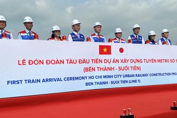 Bí thư Thành ủy TP Hồ Chí Minh Nguyễn Thiện Nhân tham dự Lễ đón đoàn tàu của tuyến metro Bến Thành - Suối Tiên.