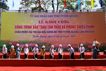 Đồng chí Trần Quốc Vượng, Ủy viên Bộ Chính trị, Thường trực Ban Bí thư cùng các đại biểu thực hiện khởi công công trình Bảo tàng Tân Trào.