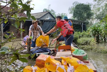 Đại diện Central Retail (phải) trao quà đến người dân vùng lũ tỉnh Thừa Thiên Huế.