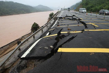 Mưa lũ làm nước sông Đakrông, tỉnh Quảng Trị dâng cao gây nứt mặt đường Quốc lộ 9 tại Km45.