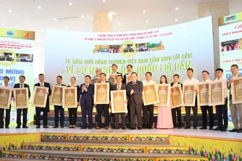 Phó Chủ tịch Quốc hội Phùng Quốc Hiển trao tặng kỷ vật Phiên bản gốc bức thư Bác Hồ gửi giới Công thương Việt Nam năm 1945.