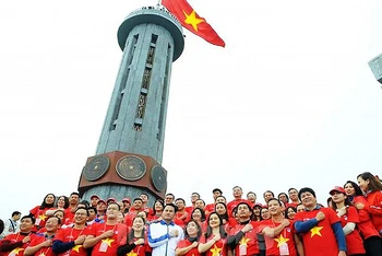 Thanh niên ưu tú từ khắp mọi miền Tổ quốc chụp ảnh, quay clip tại Cột cờ Lũng Cú (tỉnh Hà Giang). 