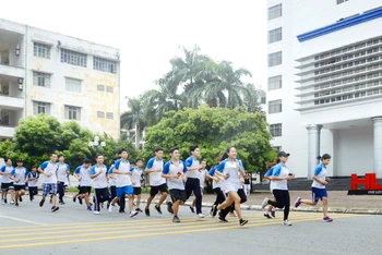Sinh viên trường Đại học Bách Khoa Hà Nội tự tổ chức một buổi chạy cho UpRace.