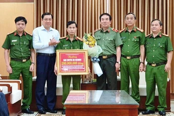 Chủ tịch UBND TP Đà Nẵng Huỳnh Đức Thơ trao thưởng cho Công an TP Đà Nẵng.
