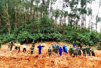 Lực lượng cứu hộ, cứu nạn đang khẩn trương tìm kiếm những người mất tích tại khu vực Tiểu khu 67, Trạm Kiểm lâm sông Bồ.