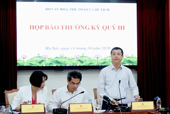 Phó Tổng cục trưởng TCDL Nguyễn Lê Phúc thông tin tại cuộc họp báo. (Ảnh" TCDL) 