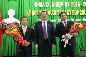 Lãnh đạo HĐND TP Cần Thơ tặng hoa chúc mừng đồng chí Trần Việt Trường (bên trái) được bầu giữ chức Chủ tịch UBND TP Cần Thơ. 