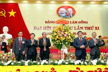 Thay mặt Bộ Chính trị, Ban Bí thư, đồng chí Nguyễn Xuân Thắng tặng lẵng hoa chúc mừng Đại hội.