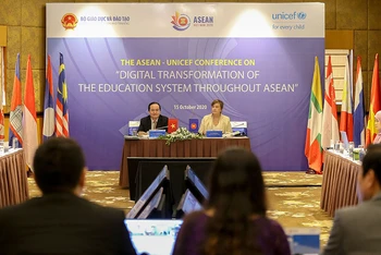 Các Bộ trưởng Giáo dục ASEAN đã thông qua Tuyên bố chung, khẳng định tầm quan trọng của các nỗ lực nhằm xóa mù công nghệ.