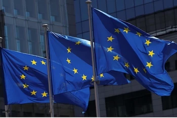 Cờ của EU bên ngoài trụ sở Ủy ban châu Âu tại Bỉ. (Ảnh: Reuters)