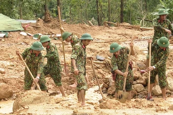 Bộ đội Quân khu 4 tiến hành tìm kiếm cứu nạn tại hiện trường. Ảnh: Chinhphu.vn