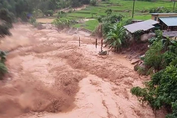 Một người bị lũ cuốn ở huyện Trạm Tấu, tỉnh Yên Bái.