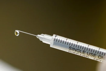 Một ống tiêm chứa vaccine Covid-19 thử nghiệm trước khi tiêm cho các tình nguyện viên tại Trung tâm Nghiên cứu Shandukani ở Johannesburg, Nam Phi ngày 27-8-2020. Ảnh: Reuters.