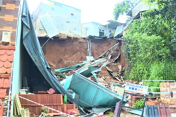 Nhà bà Đào Thị Tường Vy ở số 22/34/14 đường Bùi Thị Xuân, phường Tự An, TP Buôn Ma Thuột bị sạt lở đất sập đổ hoàn toàn vào chiều 10-10 vừa qua.