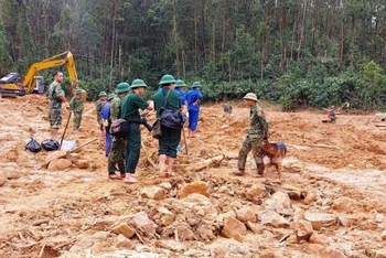 Hiện trường các lực lượng cứu hộ, cứu nạn tìm kiếm những người mất tích tại khu vực Tiểu khu 67, Trạm Kiểm lâm sông Bồ (Ảnh: Công Hậu).