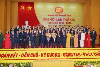 Ban Chấp hành Đảng bộ tỉnh Hà Tĩnh khóa 19 ra mắt Đại hội. 