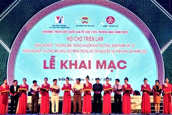 Đại diện Trung ương Hội Nông dân Việt Nam, Ngân hàng Nhà nước Việt Nam, UBND tỉnh Đắk Lắk và các đơn vị tổ chức cắt băng khai mạc Hội chợ triển lãm.