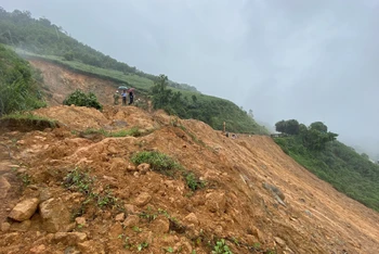 Khoảng 22.300 m3 đất đá từ núi cao tràn xuống vùi lấp hoàn toàn 300 m đường Trường Sơn Đông, đoạn qua địa bàn xã Sơn Long, huyện Sơn Tây, tỉnh Quảng Ngãi