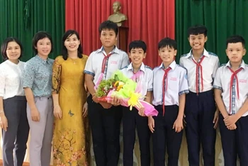 Lãnh đạo Phòng Giáo dục và Đào tạo huyện Trảng Bom khen thưởng em Trần Minh Đức.