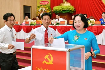 Các đại biểu bỏ phiếu bầu Ban Chấp hành Đảng bộ tỉnh, nhiệm kỳ 2020 - 2025.