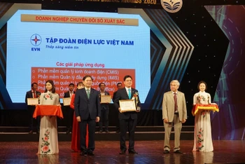 Phó Tổng Giám đốc EVN Võ Quang Lâm thay mặt lãnh đạo Tập đoàn nhận Giải thưởng Doanh nghiệp chuyển đổi số xuất sắc Việt Nam 2020
