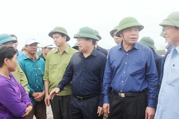 Phó Thủ tướng Trịnh Đình Dũng cùng lãnh đạo tỉnh Quảng Trị thăm người dân vùng lũ tại huyện Cam Lộ