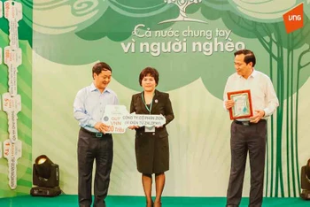Bà Trương Cẩm Thanh – Chủ tịch Zion, đại diện ZaloPay trao 500 triệu đồng cho Quỹ “Vì người nghèo”.