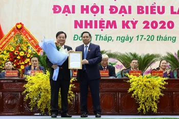 Đồng chí Lê Minh Hoan (trái) nhận quyết định tham gia Ban Cán sự đảng Bộ Nông nghiệp và Phát triển nông thôn.