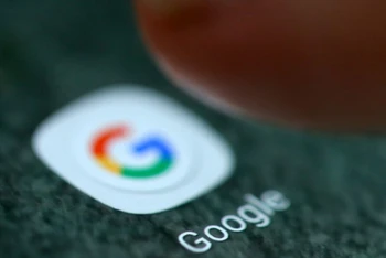 Logo ứng dụng Google được nhìn thấy trên điện thoại thông minh. Ảnh: Reuters.