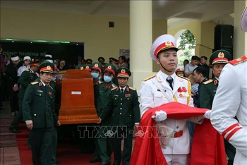 Lễ truy điệu 13 cán bộ, chiến sĩ đã hy sinh ở khu vực thủy điện Rào Trăng 3 được tổ chức trọng thể tại Nhà tang lễ Bệnh viện 268. (Ảnh: TTXVN) 