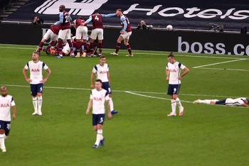 Các cầu thủ Tottenham (áo trắng) thất vọng rời sân.
