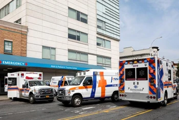 Xe cứu thương xếp hàng bên ngoài Trung tâm y tế Maimonides trong thời gian dịch Covid-19 lây lan tại khu vực Borough Park, Brooklyn, New York, ngày 25-9. (Ảnh: Reuters)