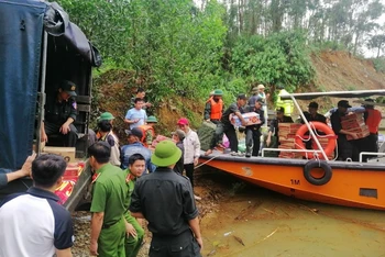 Các lực lượng cứu hộ Công an tỉnh thiết lập cầu đường thủy để khẩn trương nhiệm vụ tìm kiếm 15 nạn nhân còn lại tại Thủy điện Rào Trăng 3.