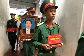 Đưa di ảnh và tro cốt liệt sĩ Phạm Văn Hướng về quê nhà Đông Hưng, tỉnh Thái Bình.